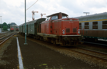 211-272-0 Einfahrt Gleis 1, im Hintergrund das alte Stellwerk