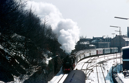 Bf.-Remscheid-Lennep 50 2222 Ausfahrt-Nord. Gleis 3 rechts im Bild führte zur Waggon Ausbesserung, die sich hinter dem Fotostandort befand. Dort hat sich heute Kleingarten angesiedelt.