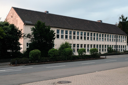 Die alte alte Berufsschule in Radevormwald - schon nach dem Baumschnitt