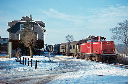 Bahnhof Radevormwald-Bergerhof - V100 (212 044-2) mit Umbauwagen