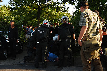 Adrenalin vollgepumpte, erlebnisorientierte Polizei im Einsatz