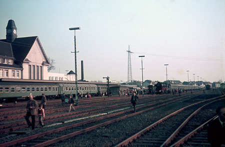 Historischer Blick auf den heute großzügigen Zugang auf Gleis 3 (Richtung Solingen)