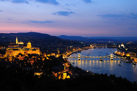 Dämmernder Blick auf Budapest: Burg und Kettenbrücke