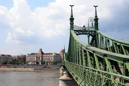 Budapest: Freiheitsbrücke und Hotel Gellért im Hintergrund