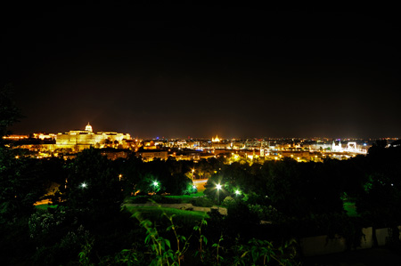 Budapest: Nächtlicher Panoramablick vom Park am Fuß des Gellért Bergs