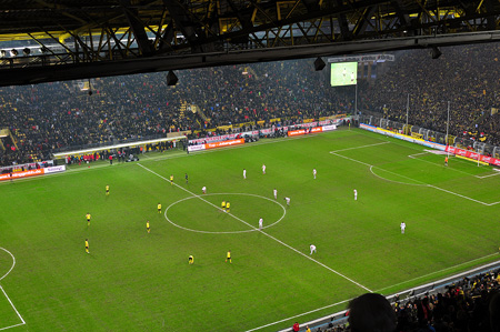 Anpfiff Zweite Halbzeit: Borussia Dortmund - VFB Stuttgart, 1:0