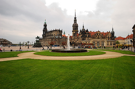 Christliches Abendland: Katholische Hofkirche Dresden