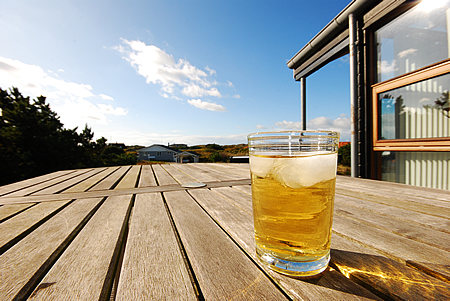 Auf der Terrasse - Apfelsaft auf Eis