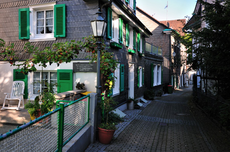 Gott schütze diese Haus vor Sturm und Feuer, vor der Stadtplanung und der Steuer.