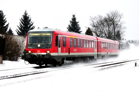 Zug Triebwagen im Schnee - VT 928 Bahn