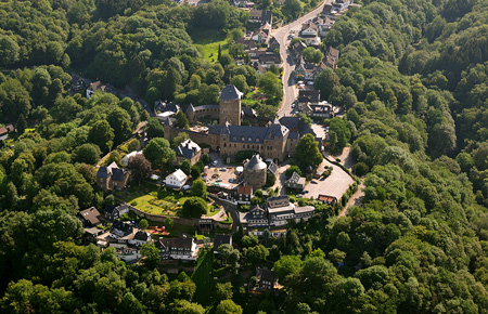 Luftbild von Schloss Burg Solingen