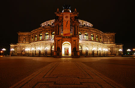 Semperoper Dresden bei Nacht