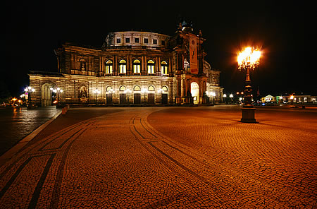 Semperoper Dresden bei Nacht