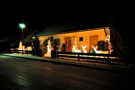 Weihnachtsdekoration in den Vorgarten entladen